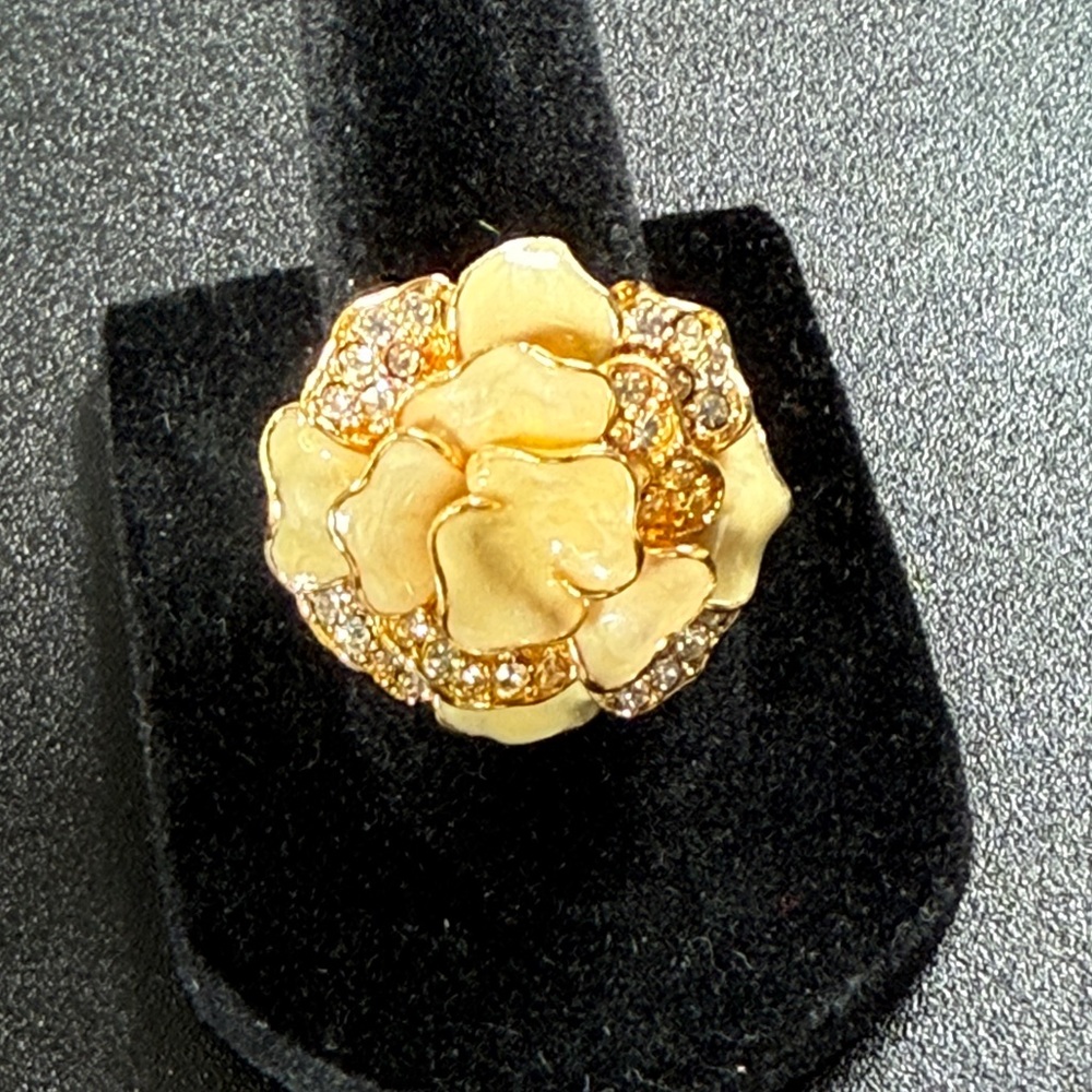 #51 Vintage Flower Ring By Sigal, Sz 6.5